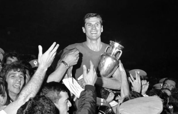 Papa'nın ziyaretindeki semboller: İlk milli maç ilk yurtdışı ziyaret ve siyah ayakkabılar - Resim : 3