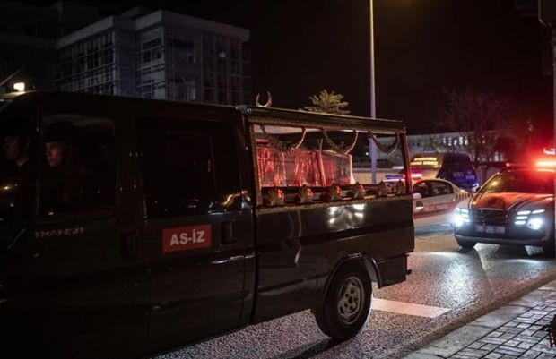 Türkiye kahraman şehitlerini uğurluyor... Şehitlerimize gözyaşları içinde veda - Resim : 7