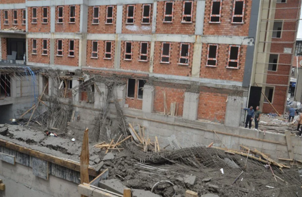 Okul inşaatında çökme: İşçiler beton kalıbın altında kaldı - Resim : 1