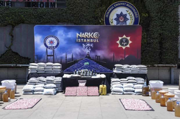 Zehir tacirlerine darbe! 1 ton 45 kilogram uyuşturucu ele geçirildi - Resim : 1