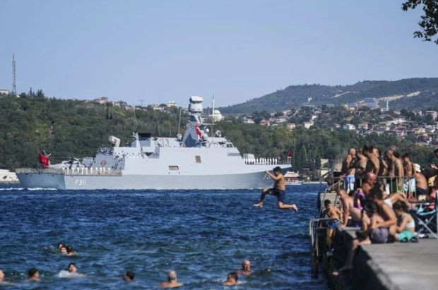 Büyük gurur: Mavi Vatan'ın Muhafızları İstanbul Boğazı'nda... Cumhurbaşkanı Erdoğan Türk donanmasını selamladı - Resim : 2