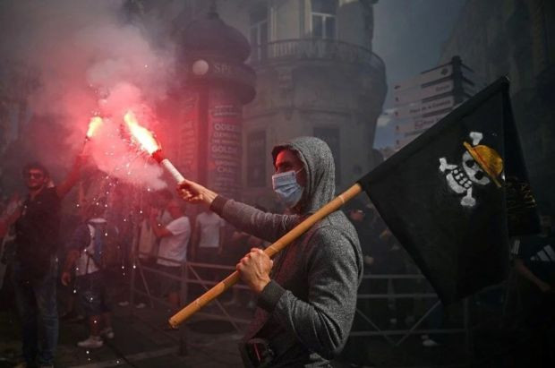 Fransa'da halk ayaklandı: "Her şeyi engelleyelim" - Resim : 1