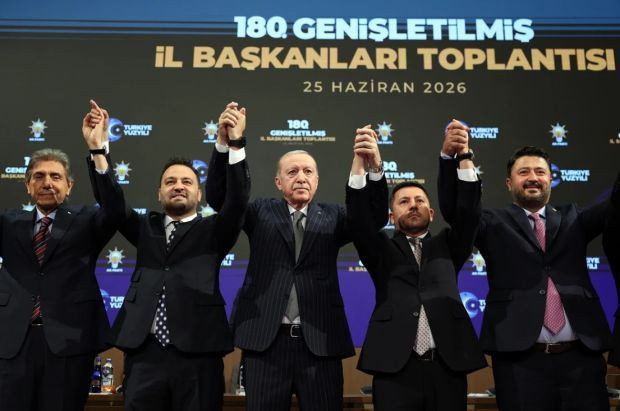3 belediye başkanı daha resmen AK Parti'ye katıldı! Rozetlerini Erdoğan taktı - Resim : 1