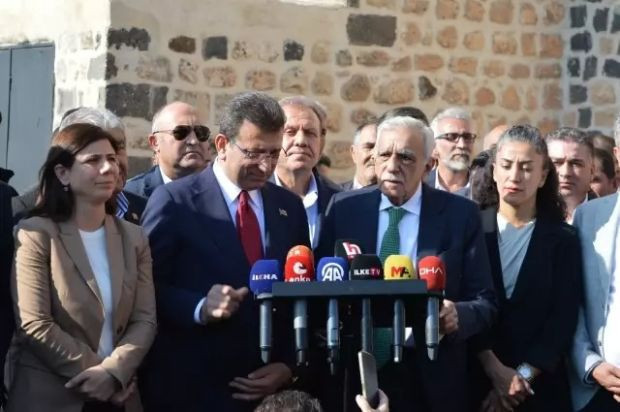 Ekrem İmamoğlu, Ahmet Türk'e destek için Mardin'e gitti: ''Kararlı insanlarız, asla yılmayız'' - Resim : 1