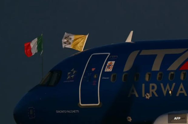 Papa'nın ziyaretindeki semboller: İlk milli maç ilk yurtdışı ziyaret ve siyah ayakkabılar - Resim : 1