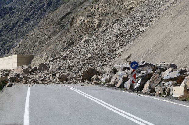 Artvin-Erzurum kara yolunda heyelan! Ekipler zemin etüt çalışması başlattı - Resim : 1