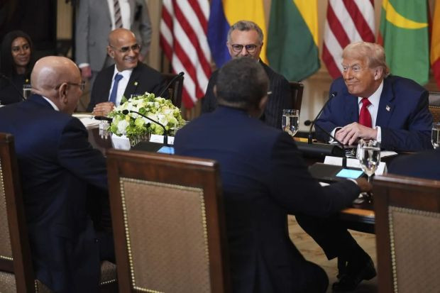 Trump masada pot kırdı: Ana dili İngilizce olan başkanın dil becerisini övdü - Resim : 1