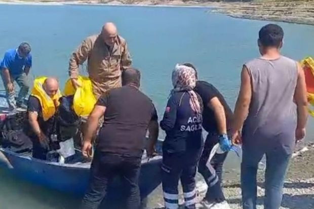 Burdur'da eğitim uçağı göle düştü: 2 personel kurtuldu - Resim : 1