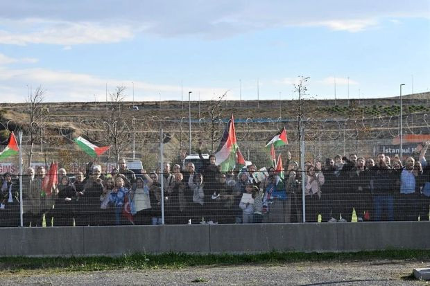 Uçak İstanbul Havalimanı'na indi: Sumud Filosu'ndaki 36 Türk ve 137 aktivist Türkiye'de - Resim : 2