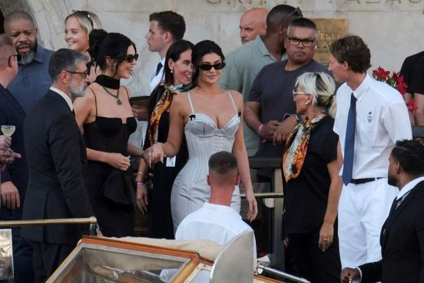 Bezos’un Venedik’teki milyonluk düğünü olay yarattı - Resim : 3