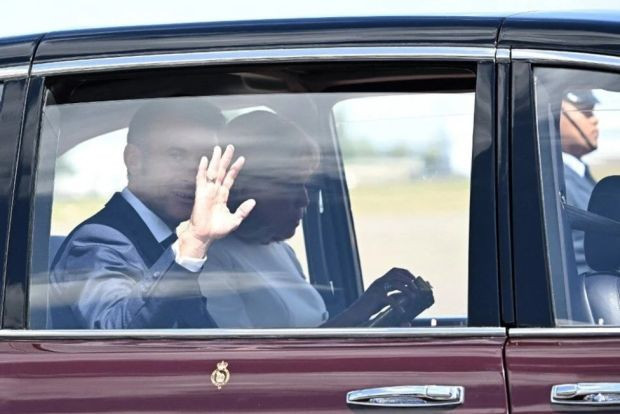 Macron çiftinde bir kriz daha: Eşi uzattığı elini görmezden geldi! - Resim : 1