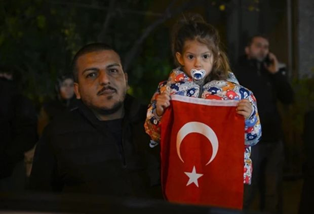 Türkiye kahraman şehitlerini uğurluyor... Şehitlerimize gözyaşları içinde veda - Resim : 8