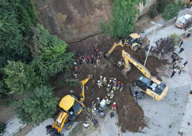 Büyükçekmece'de toprak kayması. Arama kurtarma çalışmaları yapıldı - Resim : 1