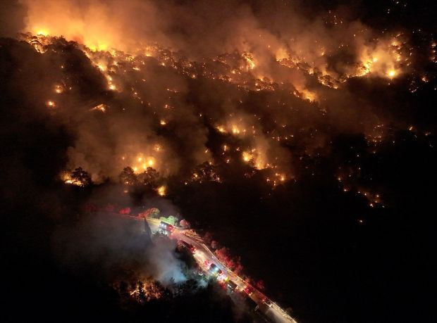 Türkiye'nin dört bir yanında yangın var: 3 bin 583 kişi tahliye edildi - Resim : 2