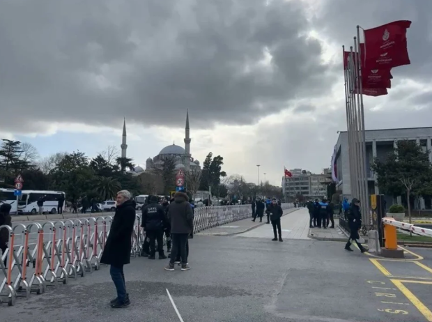 Ekrem İmamoğlu 'suç örgütü kurmak' ve 'PKK'ya yardım' suçlamasıyla gözaltına alındı - Resim : 8