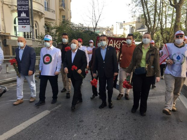 Salgın gölgesinde 1 Mayıs: Cumhuriyet Anıtı'na çelenk bıraktılar - Resim : 1