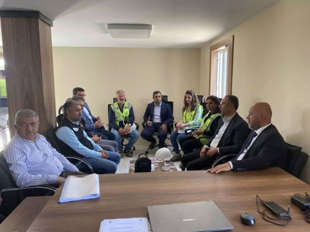 AK Parti heyeti deprem konutlarının inşaat alanını inceledi - Resim : 2