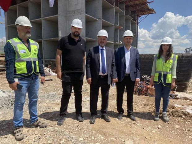 AK Parti heyeti deprem konutlarının inşaat alanını inceledi - Resim : 1