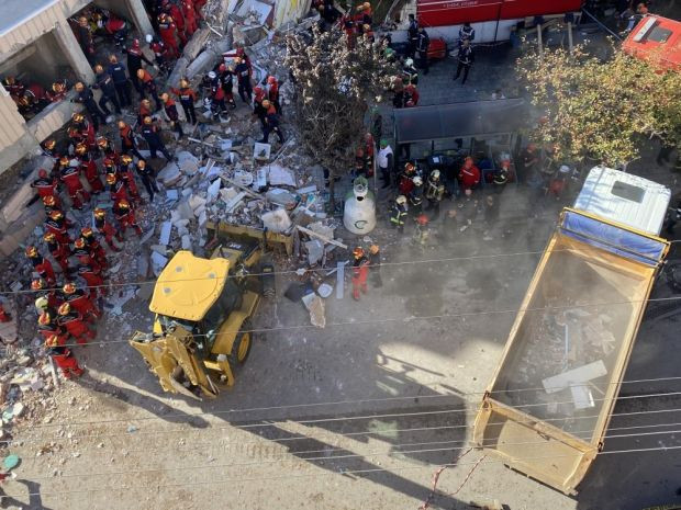 Gebze'de 7 katlı bina çöktü: 1 çocuğun cansız bedenine ulaşıldı! - Resim : 1