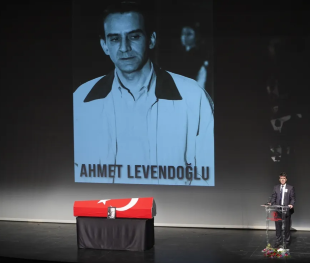 Oyuncu Ahmet Levendoğlu toprağa verildi! Cenaze namazı kılınmadı... - Resim : 1