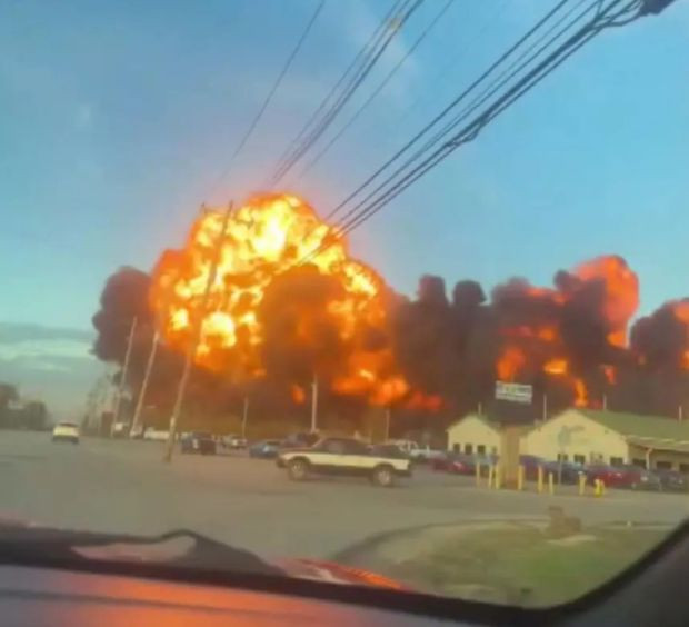 ABD'de kargo uçağı düştü, 340 km hızla binalara çarptı: 7 ölü, 11 yaralı - Resim : 1