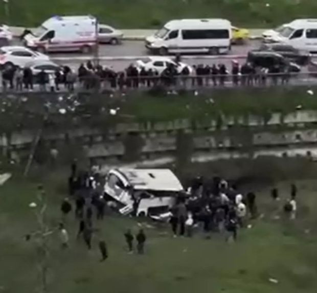 Esenyurt'ta otob&uuml;s faciası: 4 &ouml;l&uuml;! 3'&uuml; ağır 7 yaralı - Resim : 1
