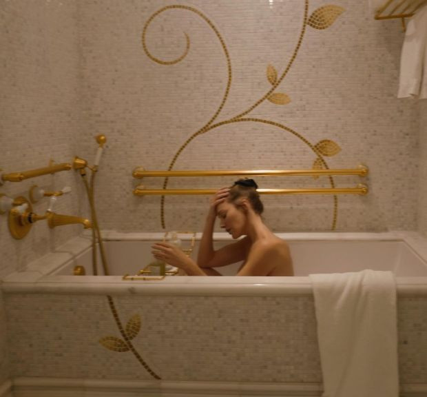 Meryem Uzerli küvette üstsüz poz verdi - Resim : 1