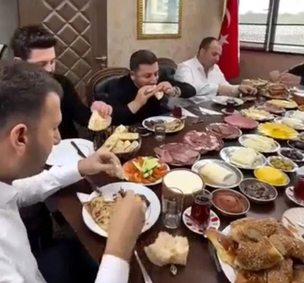 Belediye Başkanı Rasim Arı'nın kahvaltı sofrası ortalığı karıştırdı! "Bu neyin gösterişi" - Resim : 1