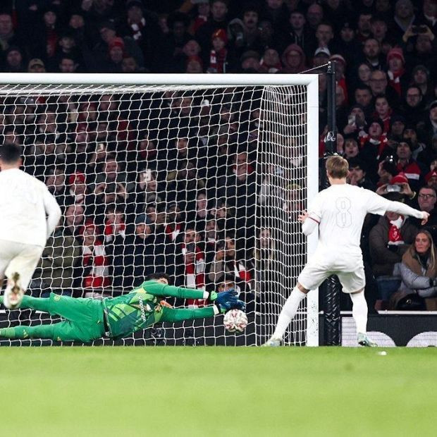 Manchester United turladı: Altay kurtardığı penaltılarla maça damga vurdu! - Resim : 1