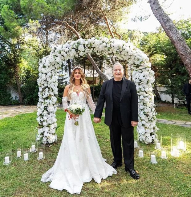 Mehmet Ali Erbil, 6'ncı kez evlendi: Nikah şahidi Serdar Ortaç uyuya kaldığı için katılamadı - Resim : 1