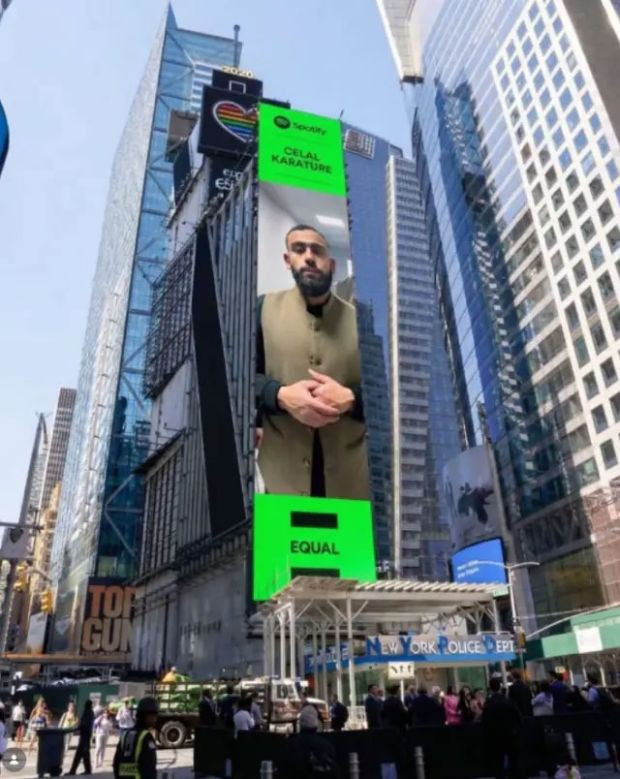 Times Meydanı'nda bir Türk yıldızı: Celal Karatüre dünya listelerini sallıyor - Resim : 1