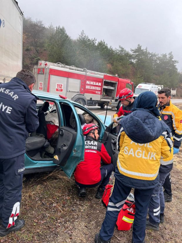 Tokat'ta otomobil TIR'ın altında kaldı: 2 ölü, 1 yaralı! - Resim : 1