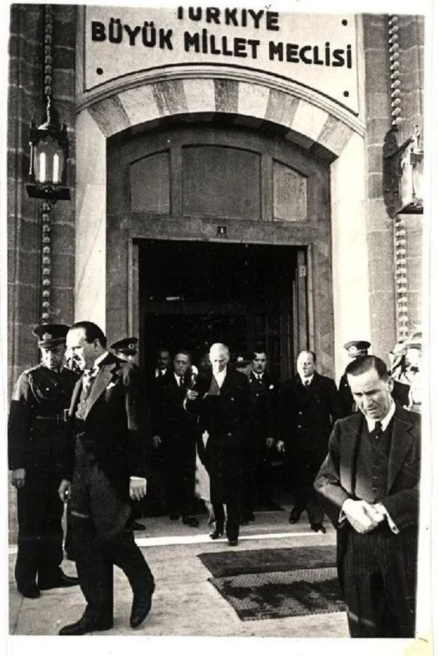 Türkiye, Atatürk’ü ebediyete uğurlayışının 87. yılında anıyor - Resim : 7