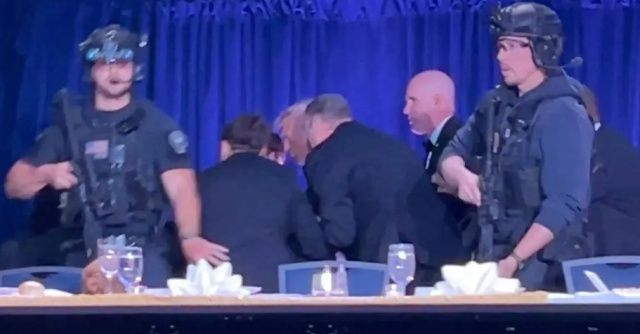 Donald Trump'a silahlı saldırı girişimi! Apar topar salondan çıkarıldı… - Fotoğraf: 2