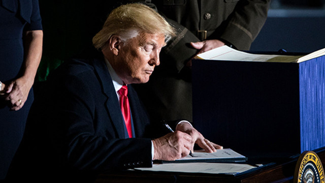 Donald Trump imzaladı: ABD bayrağını yakan kişilere 1 yıl hapis cezası