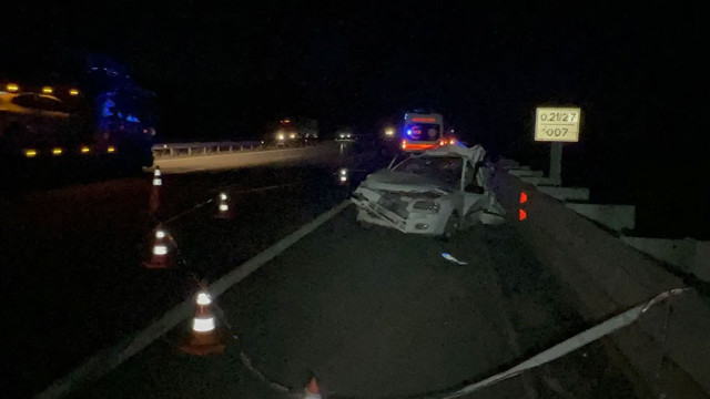 Niğde'de emniyet şeridinde bekleyen otomobile TIR çarptı: 3 kişi hayatını kaybetti
