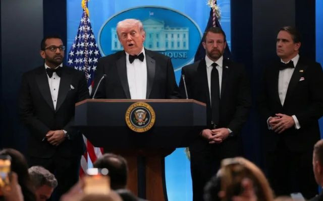 Donald Trump'a silahlı saldırı girişimi! Apar topar salondan çıkarıldı… - Fotoğraf: 6