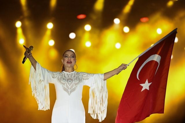 "Ebru Gündeş konseri" krizi büyüyor: Özgür Özel'den kimsenin beklemediği tepki geldi! - Resim: 2