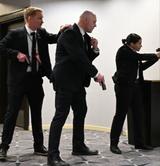 Donald Trump'a silahlı saldırı girişimi! Apar topar salondan çıkarıldı… - Fotoğraf: 3