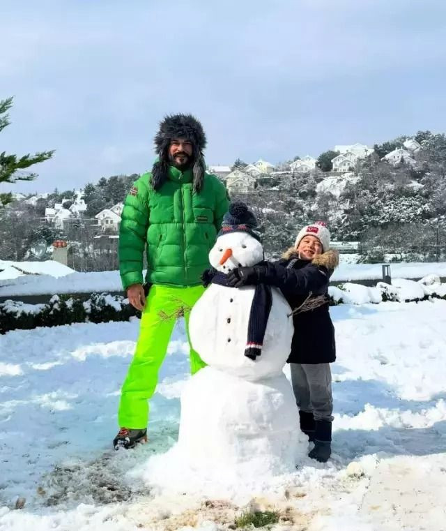 Fahriye Evcen ve Burak Özçivit'ten çok konuşulan poz: Kar kombini dikkat çekti - Resim: 1
