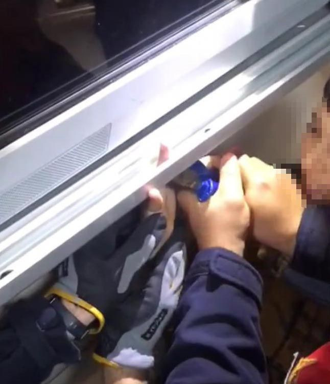 Parmağı akıllı tahtaya sıkışan öğrenciyi itfaiye kurtardı - Resim: 1