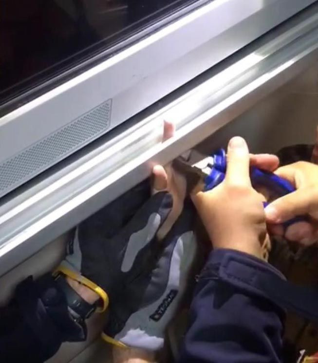 Parmağı akıllı tahtaya sıkışan öğrenciyi itfaiye kurtardı - Resim: 3