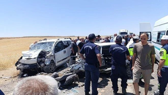 Otomobil ile hafif ticari araç çarpıştı: 4 ölü, 1 yaralı - Resim: 1