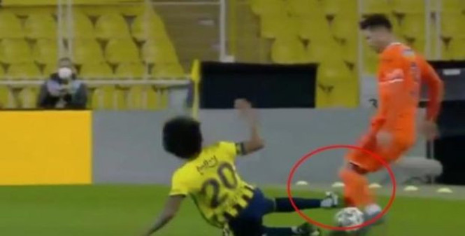 Fenerbahçe-Başakşehir maçında hakemin verdiği karar sosyal medyada infial yarattı - Resim : 1