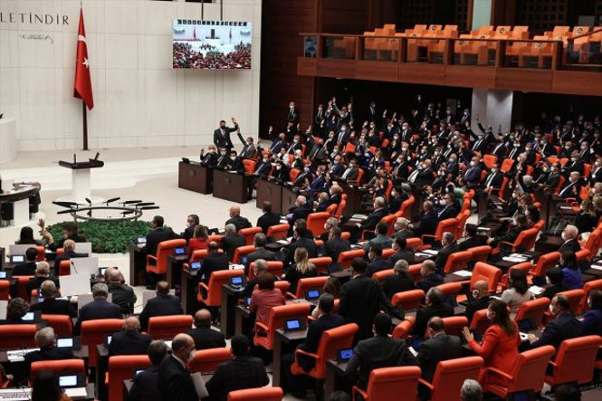 HDP'li Pervin Buldan tezkereye evet oyu verdi - Yanındakiler elini indirmeye çalıştı ama... - Resim : 1