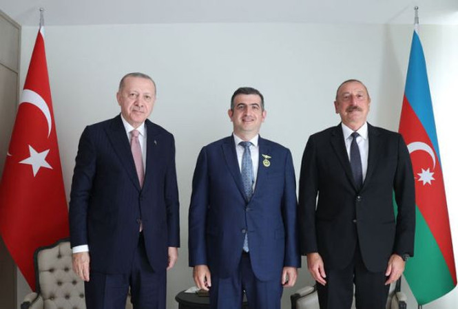 Aliyev'den Haluk Bayraktar'a Karabağ Nişanı - Resim : 2