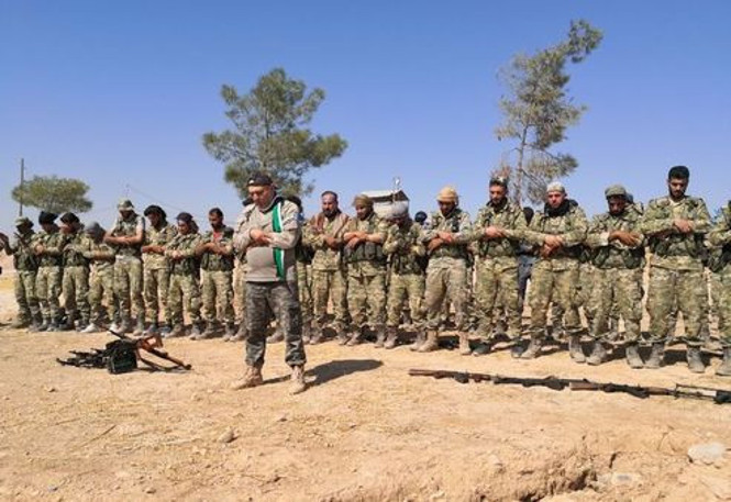 TSK'ya destek veren Suriye Milli Ordusu operasyon öncesi namaz kıldı - Resim : 1