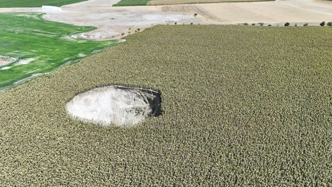 Konya'da 6 metre derinliğinde yeni obruk oluştu - Resim : 1