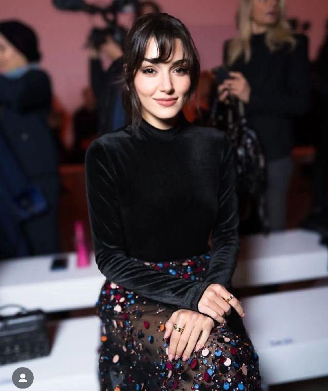 Hande Erçel Paris'i salladı! Yeni imajı tam not aldı - Resim: 4