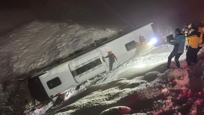 Bingöl'de yolcu otobüsü devrildi: 4 kişi hayatını kaybetti - Resim : 3
